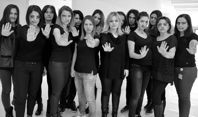 Toyota'nın kadın çalışanları 'kadına şiddeti' yüzlerine yansıttı
