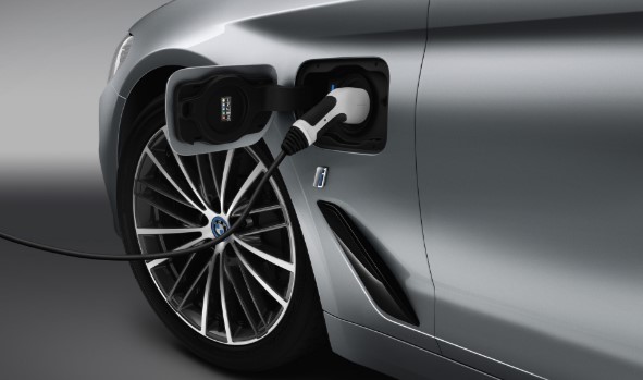 BMW'den yeni elektrikli otomobil: 530e iPerformance