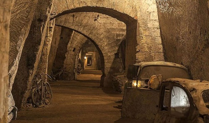 Gizli tünellerde tarihi otomobiller!