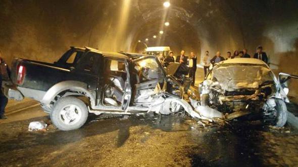 Tünel'de feci kaza: 3 ölü, 3 yaralı