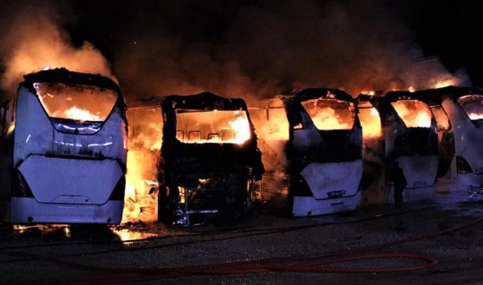 Bursa'da 6 yolcu otobüsü alev alev yandı