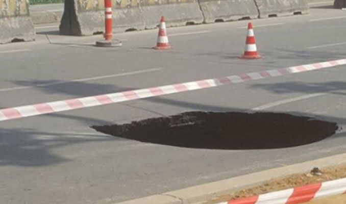 Beşiktaş'ta yol çöktü trafik durdu