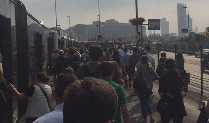 Metrobüs bozuldu, vatandaşlar yürümeye başladı