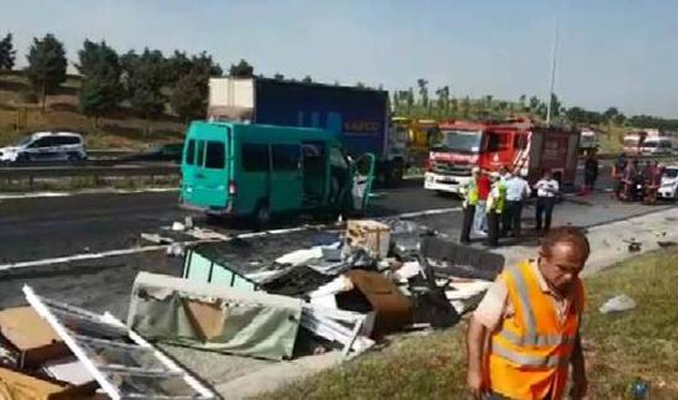 TEM’de minibüs TIR’a çarptı: 2 ölü