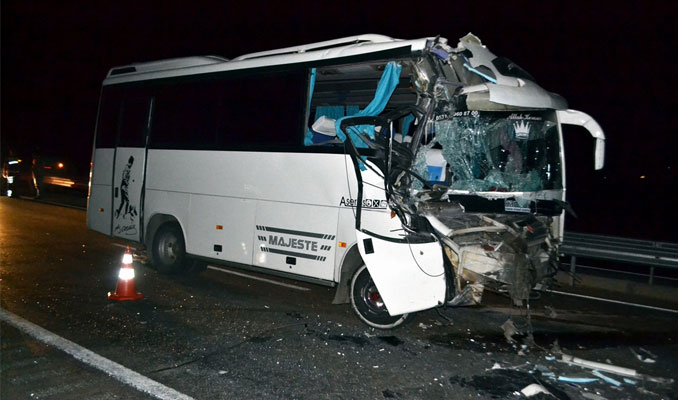 Manisa'da minibüs TIR'a arkadan çarptı: 16 yaralı