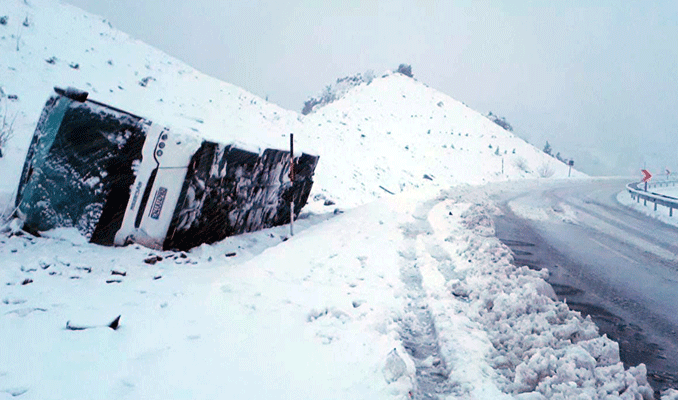 Sivas'ta buzlanma yüzünden otobüs devrildi, yaralılar var