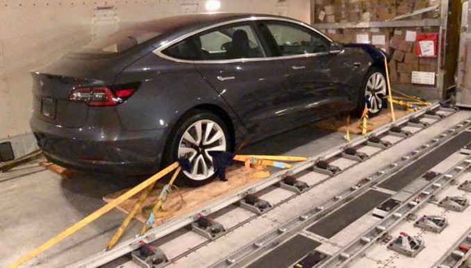 Alman üreticiler incelemek için Tesla Model 3 aldı