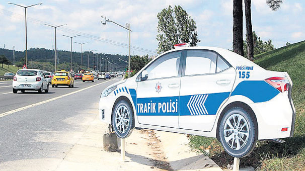 Trafik kazalarına maket polis aracı önlemi
