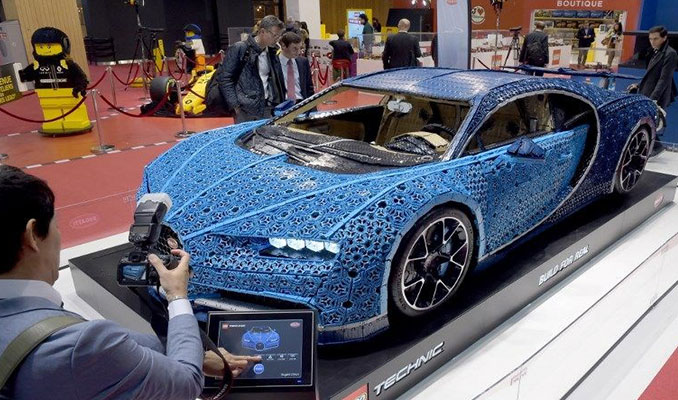 Paris Otomobil Fuarı'nda 1.5 tonluk Lego Chiron
