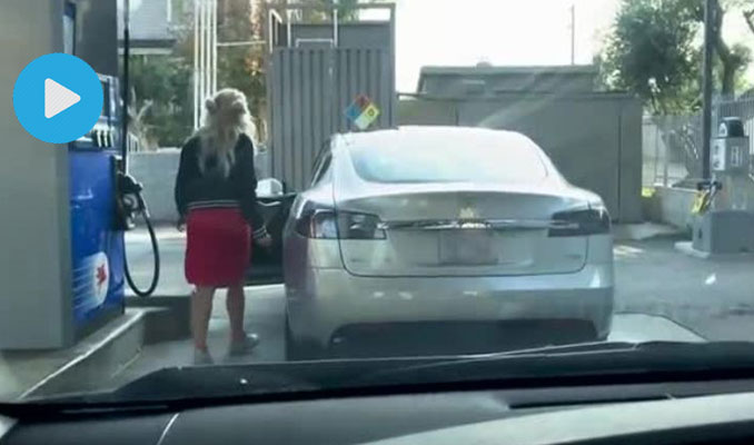Tesla'nın şarjı bitince benzin istasyonuna gitti