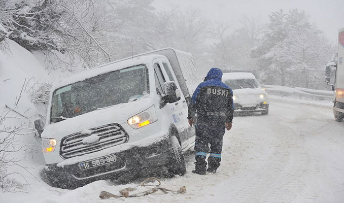 Uludağ'da kar yağışı trafiği olumsuz etkiledi