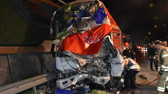 İstanbul'da feci kaza! D-100'de trafik 2 saat felç oldu