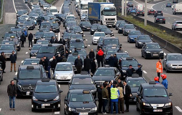 Belçika'da Uber yüzlerce araçla protesto edildi