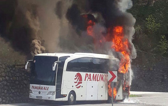 Düzce'de korku dolu anlar! Yolcu otobüsü yandı