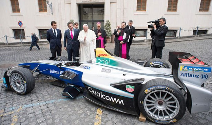 Papa Formula E aracını kutsadı