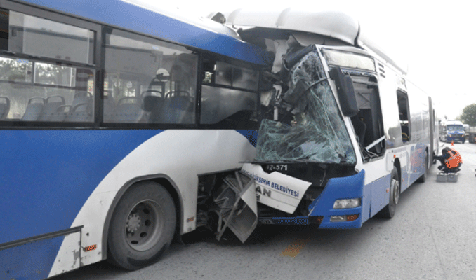 Belediye otobüsleri çarpıştı: Ölü ve yaralılar var