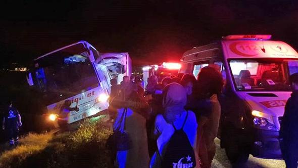 Seçmenleri taşıyan minibüs devrildi: 15 yaralı