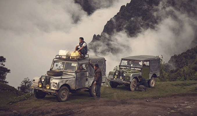 Klasik Land Rover'lar Himalaya Dağları'nda
