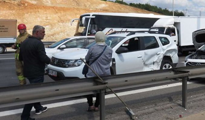 TEM'de trafiği kilitleyen kaza