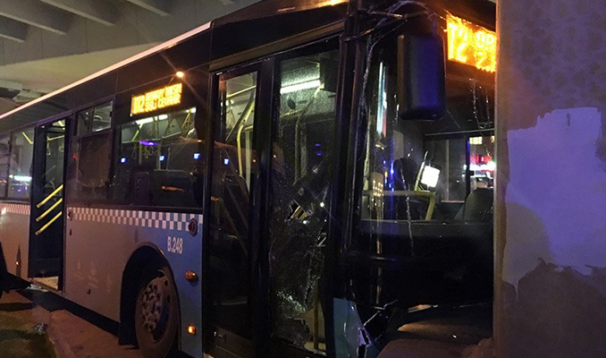 Mecidiyeköy'de halk otobüsü kaza yaptı