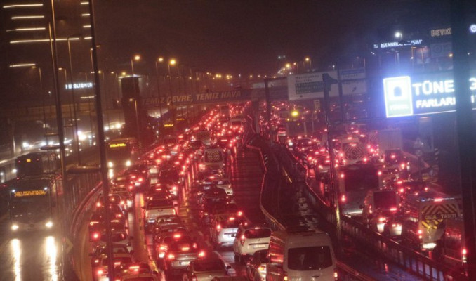 İstanbul'da trafik yoğunluğu %72'ye ulaştı