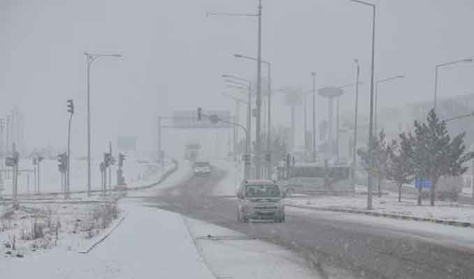 Kar ve tipi nedeniyle 90 karayolu ulaşıma kapalı