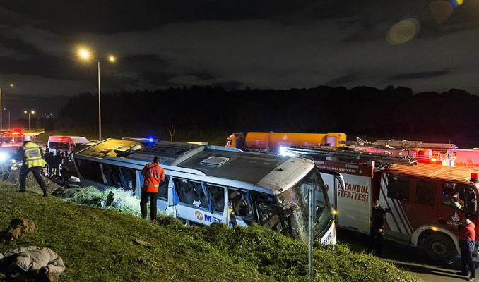İstanbul'da yolcu otobüsü devrildi, ölü ve yaralılar var