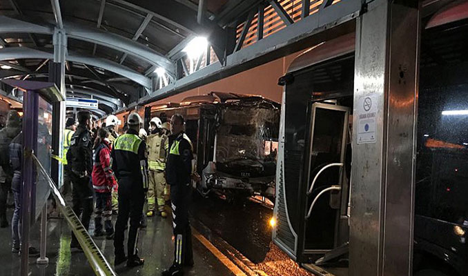 Haramidere'de metrobüs kazası: 8 yaralı 