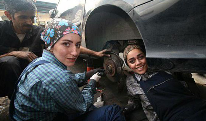 İran'da tabular yıkılıyor: Kadın araba tamircileri 