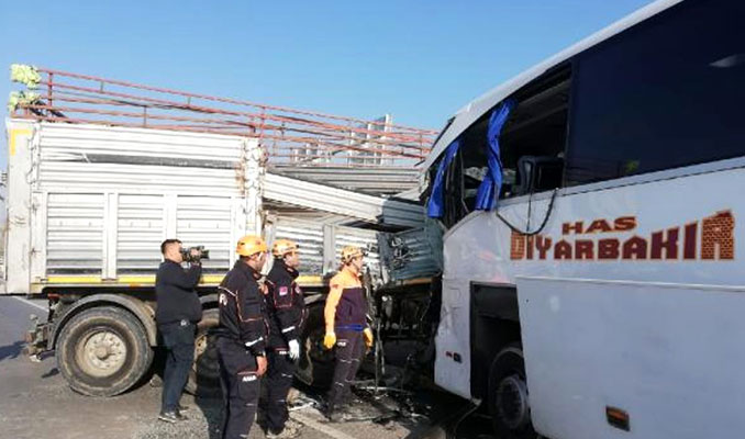 Afyonkarahisar'da otobüsle TIR çarpıştı: 2 ölü, 21 yaralı 