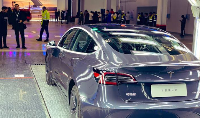 Tesla, Çin'de üretilen ilk Model 3'ü teslim etti