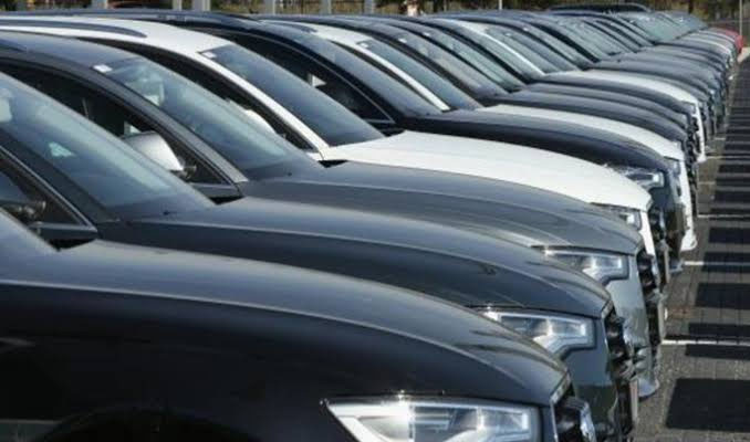 Almanya'da araç satışlarının yüzde 6,2 azalmasını bekleniyor