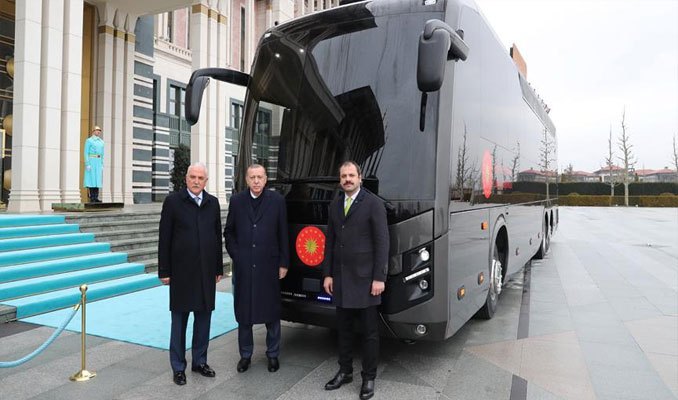 Cumhurbaşkanı yerli VİP otobüsü inceledi