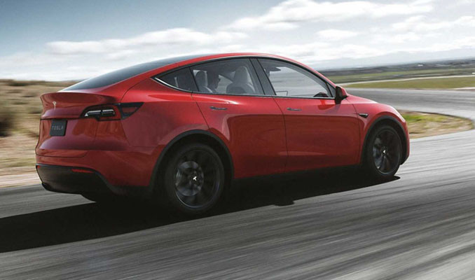 Tesla yeni elektrikli otomobilini tanıttı