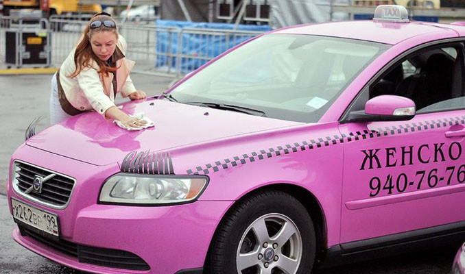 Kadın müşterilere kadın taksi şöförü