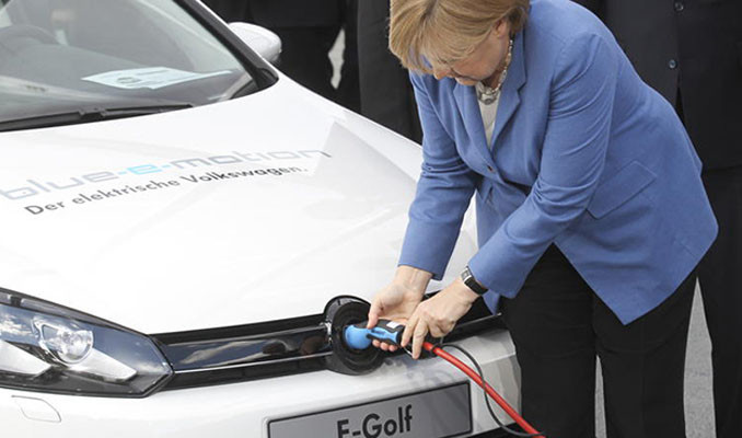 Merkel 1milyon elektrikli otomobili 2022'de trafikte görmeyi bekliyor