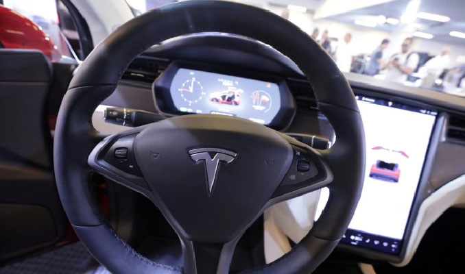 Tesla araçlarına internet kotası koydu!