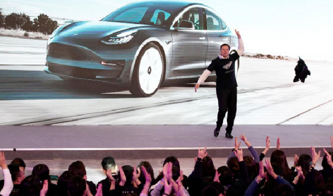 Elon Musk'tan Çin'de Tesla SUV'a danslı tanıtım
