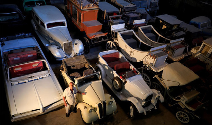 Mısırlı koleksiyoncu garajını yüzlerce klasik otomobille doldurdu