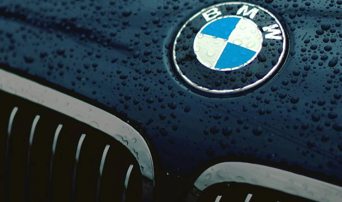 BMW logosunu değiştirdi! 