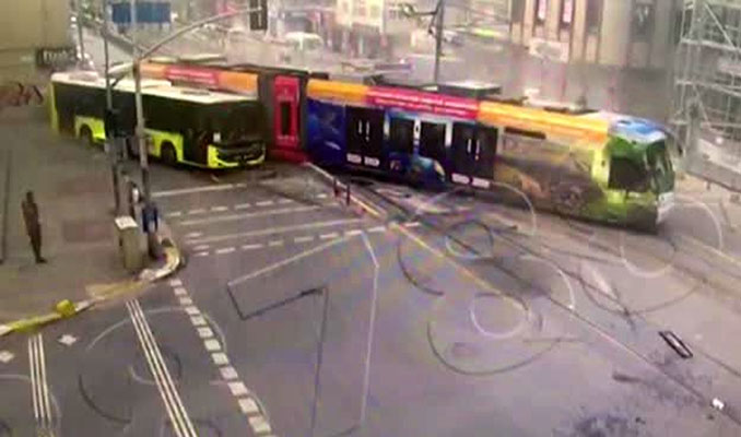  Sultangazi'de tramvay ile İETT otobüsü çarpıştı: Kaza anı kamerada
