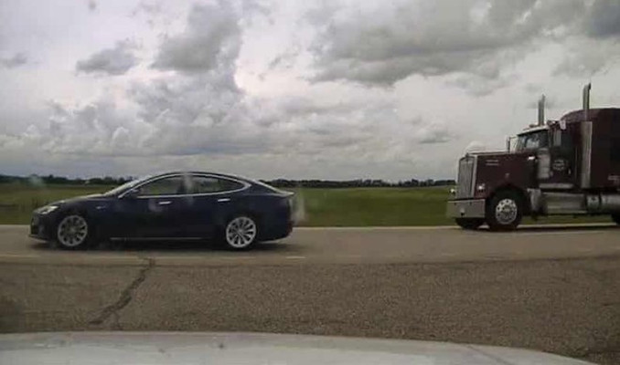 Tesla araç şoförü uyurken 150 kilometre hıza çıktı