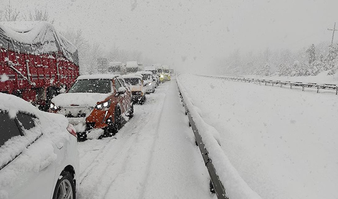 Anadolu Otoyolu'nda yoğun kar nedeniyle kilometrelerce araç kuyruğu oluştu