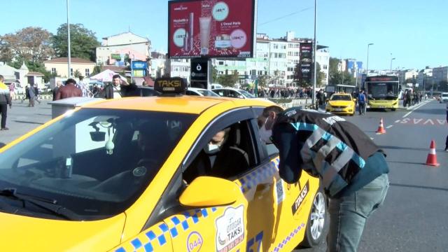İstanbul'da yolcu seçen taksici: Trafiğe girersek para kazanamıyoruz