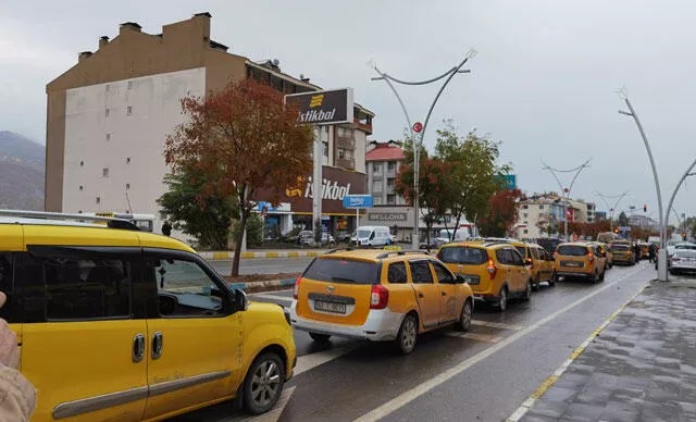 Taksicilerden konvoylu 'akaryakıta zam' eylemi
