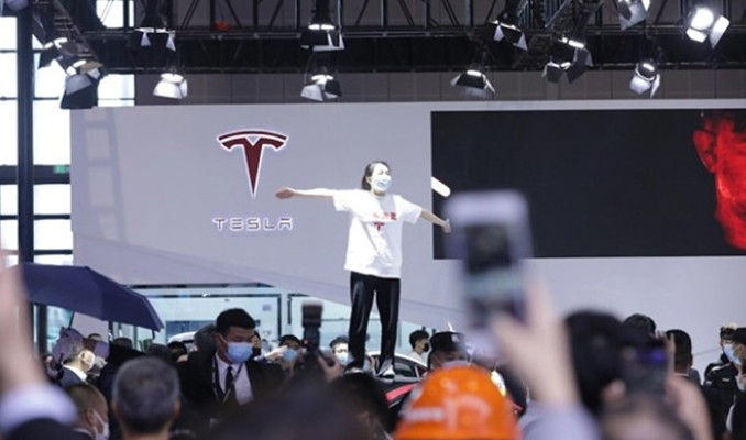 Tesla’ya şok protesto! Genç kadın fuarı birbirine kattı