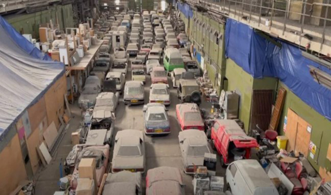 Londra'da bir ahırdaki 175 klasik otomobil satışa çıkıyor