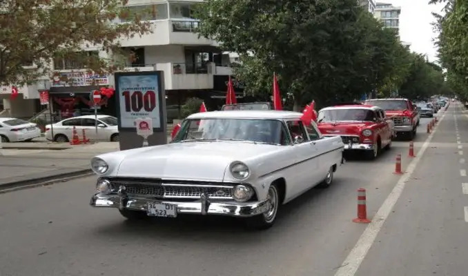 Kadıköy’de 100 klasik otomobille 100.Yıl konvoyu