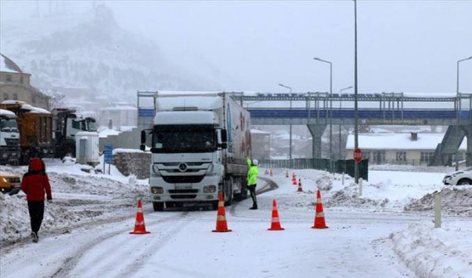 Antalya-Konya kara yolunda yoğun kar: Tır geçişleri durduruldu