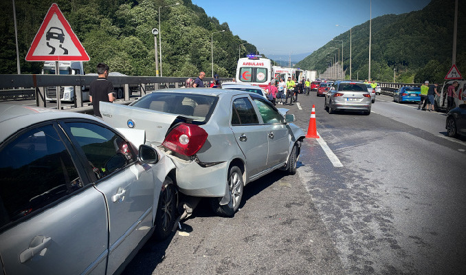 Anadolu Otoyolu'nda 18 araç zincirleme kaza yaptı!